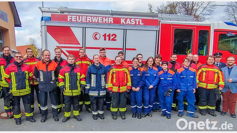 20 junge Männer und Frauen absolvierten erfolgreich die Truppmann- und Truppführerausbildung der Feuerwehren Kastl und Kemnath. Bild: Ludwig Kugler/Feuerwehr Kastl/exb