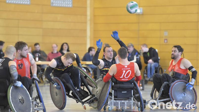 Im Februar gibt es wieder ein Rollstuhl-Rugby-Länderspiel in Schwarzenfeld. Deutschland empfängt dann wieder Östereich, so wie in dieser Szene aus dem Jahr 2019 aus dem Schwarzenfelder Sportpark. Archivbild: Hubert Ziegler