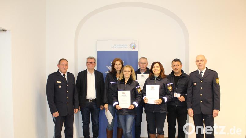 Bei der Ehrung (von links): Dienststellenleiter Michael Kernebeck, Bürgermeister Michael Göth, Regina Schärtl, Andrea Zeitler, Arno Thomeczek, Inna Lehnerer, Thomas Zeitler und Stellvertretender Dienststellenleiter Tobias Plößl. Bild: Michael Kaschny, Polizei Su.-Ro./exb