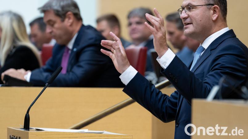 Bayerns Finanzminister Albert Füracker (rechts) erwartet schwierige Haushaltsberatungen. Archivbild: Sven Hoppe/dpa