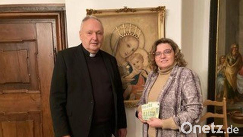 Chorleiterin Brigitte Kreuzer, vom Ensemble Kreuzer, überreichte Stadtpfarrer Georg Flierl eine Spende von 500 Euro für das Katholische Kinderhaus in Tirschenreuth. Bild: Brigitte Kreuzer/exb