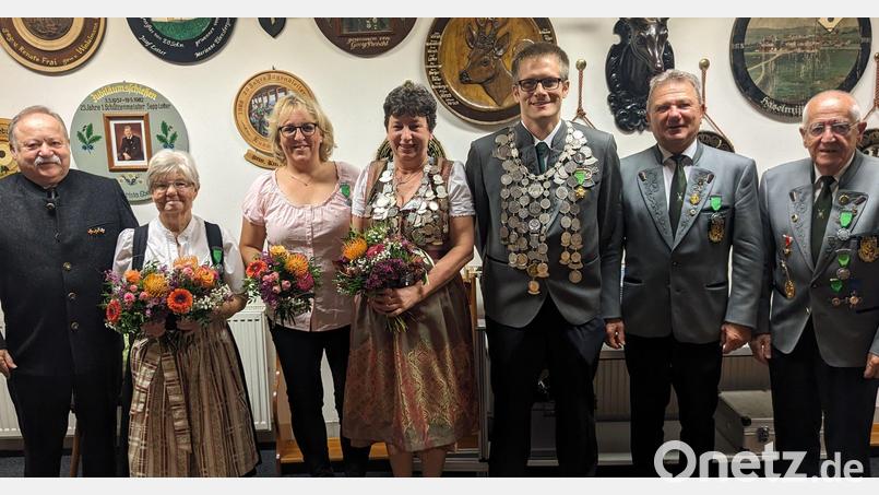 Die Schützengesellschaften Freischütz Haselmühl und Tell Kümmersbruck proklamieren ihre neuen Würdenträger (von links): OSB-Ehrenmitglied Ludwig Mayer, Zweite Zofe Gretel Bäumler, Erste Zofe Susanne Hammer, Schützenliesl Elisabeth Schönfelder, Schützenkönig Andreas Nittritz, Erster Ritter Norbert Franzel und Zweiter Ritter Dieter Naber. Bild: Theo Brunner/exb