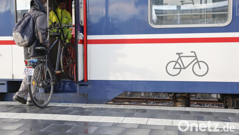 Am 10. Dezember startet das Ein-Euro-Radlticket in Regionalzügen und S-Bahnen in Bayern. Bild: Daniel Löb/dpa