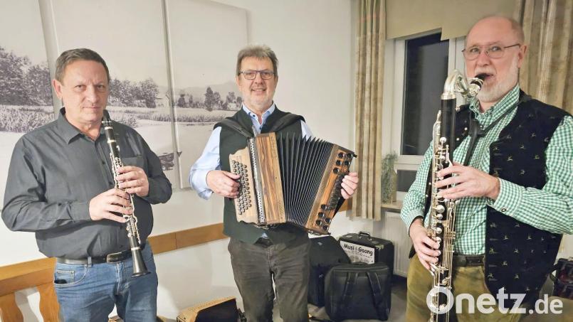 Alois Lindner, Erwin Hornauer und Herbert Storek (von links) bildeten spontan ein Trio, das immer wieder zum Tanz aufspielte. Bild: Hornauer/Storek/exb