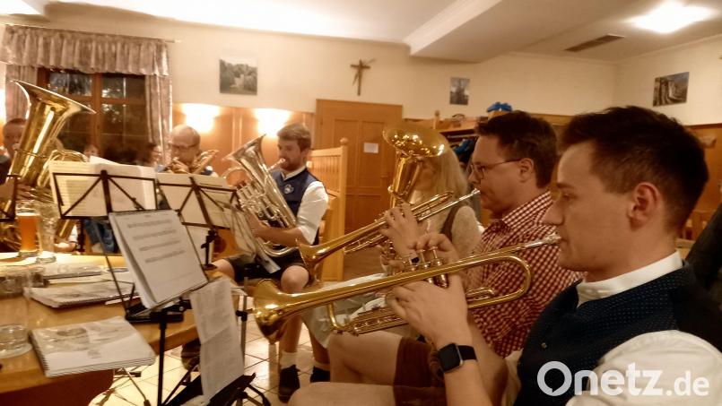Die Herzensblecher der Gebenbacher Blasmusik spielen zum Kathreintanz auf. Bild: swo