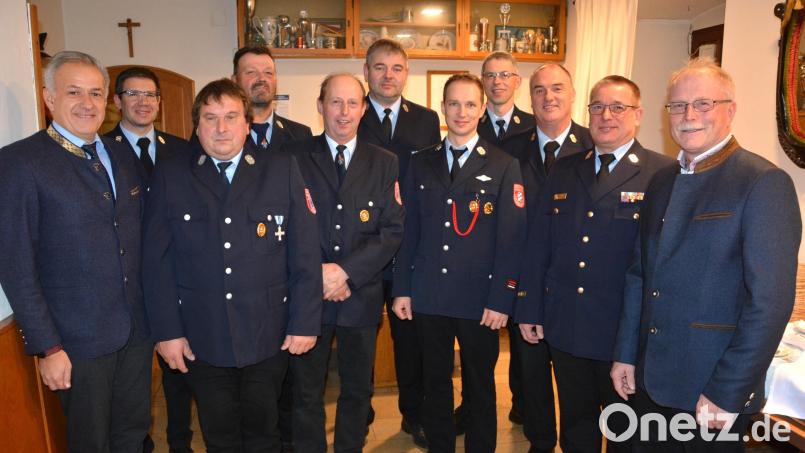 Bei einem Ehrenabend wurden langjährige Aktive der Feuerwehren aus der Marktgemeinde Konnersreuth gewürdigt. Im Bild (von links) Landrat Roland Grillmeier, Kreisbrandmeister Philipp Sölch, Klaus Gmeiner, Roland Burger, Lorenz Grillmeier, Konrad Riedl, Michael Härtl, Siegfried Schiml, Kreisbrandinspektor Wolfgang Wedlich, Kreisbrandrat Stefan Gleißner und Bürgermeister Max Bindl. Bild: jr