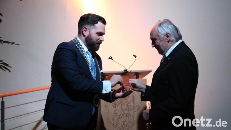 Bürgermeister Sebastian Dippold (links) zeichnete den Neustädter Künstler und Sportler Ernst Umann (rechts) mit der Bürgermedaille aus. Umann ist damit der neunte lebende Träger der Auszeichnung. Bild: prh