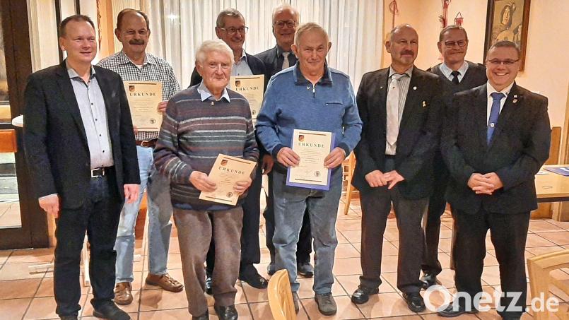 Hartmut Schütze, Reinhold Bauer, Manfred Zettl (von rechts) und Bürgermeister Christian Porsch dankten Hans Zettner, Helmut Raps, Alois Emerig, Gernot Hammon und Hans Walberer (von links) für ihre Treue zur Kameradschaft. Bild: whü