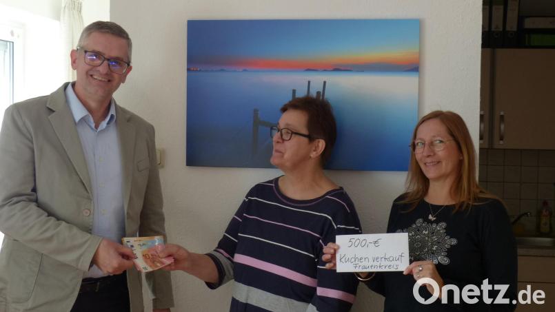 Die Abordnung des Frauenkreises übergaben an Pfarrer Márcio Trentini die Spende Bild: hme
