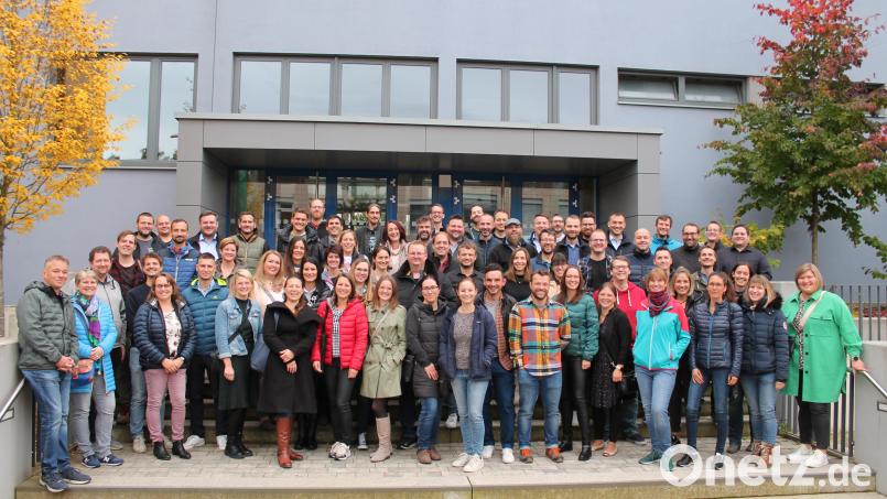 Die ehemaligen Klassenkameraden der Naabtal-Realschule kommen zu einem Treffen zusammen. Bild: Anita Ries/exb