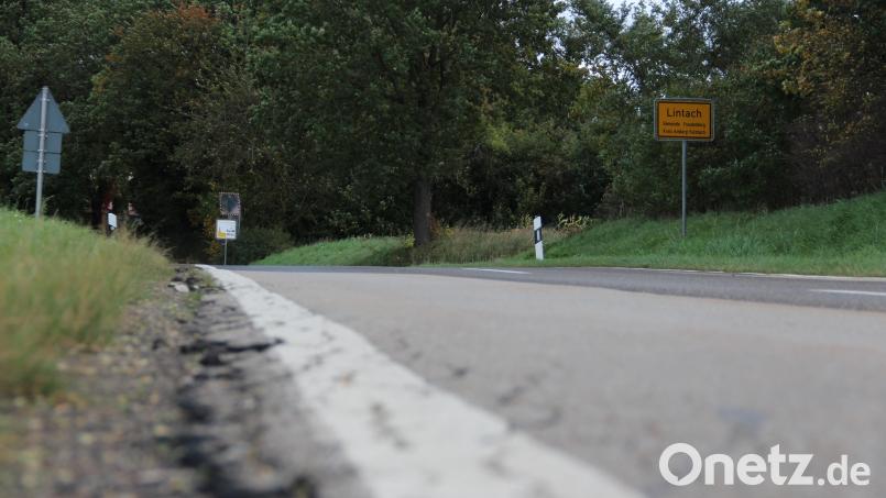 Die Staatsstraße 2399 zwischen Lintach und Raigering galt einst als eine der schlechtesten Straßen im Raum Amberg-Sulzbach. Diese Zeiten sind vorbei. Was fehlt, ist ein Radweg, der wegen fehlender Grundstücke nicht realisiert werden kann. Archivbild: upl