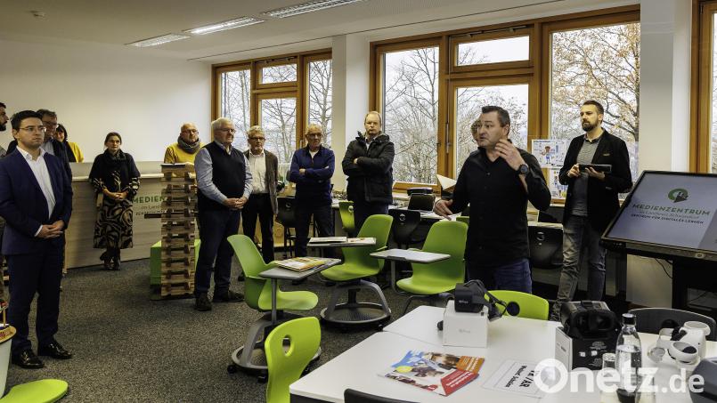 Der Leiter des Medienzentrums, Alexander Friedl (Zweiter von rechts) und sein Stellvertreter Josef Beck (rechts) erläutern dem Schulausschuss des Landkreises die Zielsetzung der Einrichtung. Bild: Hösamer