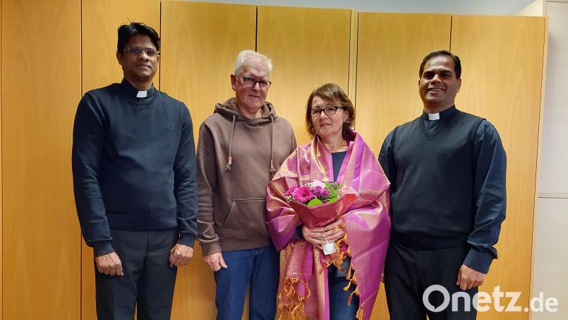 Mit einem &quot;Vergelt&#039;s Gott&quot; verabschieden Pfarrer John Subash Vincent, Kirchenpfleger Josef Meckl und Pfarrvikar Amaidhi Arasu Kulandaisamy (von rechts) Gerda Hunsperger. Bild: pi