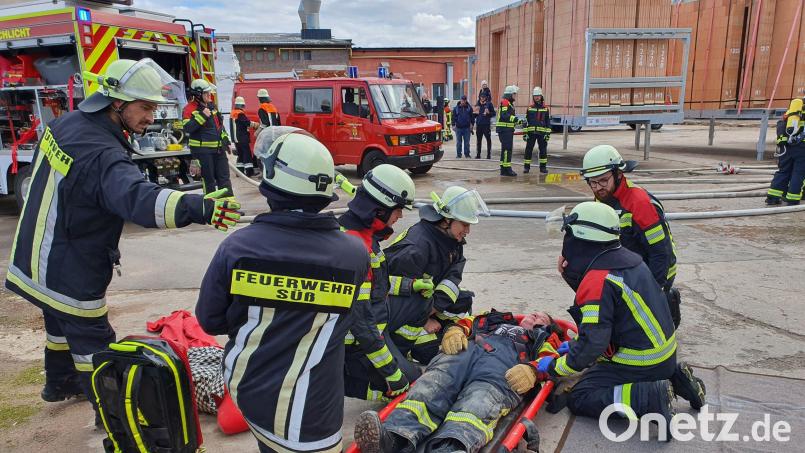 Aktive aus sieben Feuerwehren arbeiten bei der Übung in der Ziegelei Leipfinger-Bader zusammen. Bild: lia