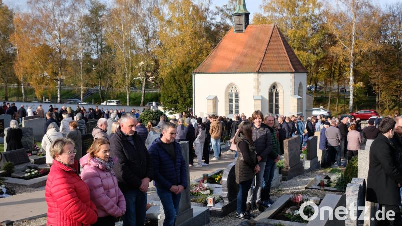 Der Friedhofsbesuch zu Allerheiligen zum Gedenken an die verstorbenen Angehörigen gehört auch in Eschenbach zur Tradition. Eingebunden ist der Gräberbesuch in eine feierliche Andacht mit Gräbersegnung. Bild: do