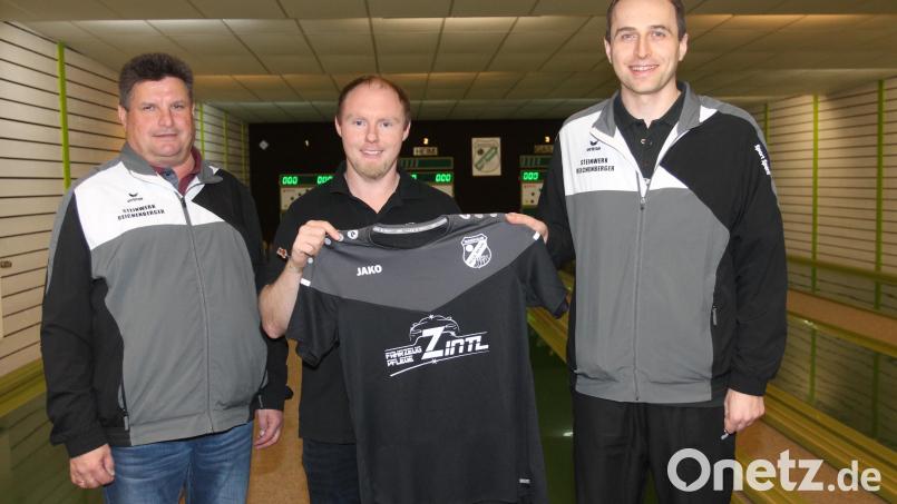 Manfred Schneider (links) und Thomas Wild (rechts) freuen sich über die Spende von Christian Zintl. Bild: pi