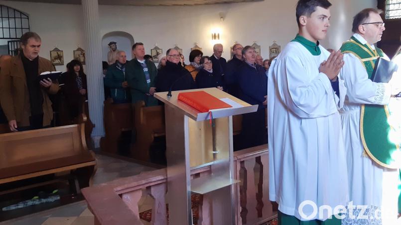 Heuer zum letzten Mal feierte Pfarrer Markus Bruckner (rechts) in der Armesbergkirche einen Gottesdienst. Bild: Albert Sollfrank/exb