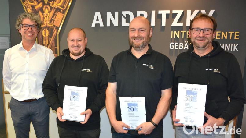 Geschäftsführer Peter Andritzky (links) dankte drei Mitarbeitern für ihre langjährige Treue zum Unternehmen. Geehrt wurden (von rechts) Klaus Zandt, Jürgen Schöffel und Prokurist Robert Müller. Bild: jr