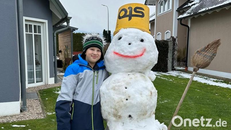Nach Fertigstellung des Fußballers in Weiß strahlt Max mit seinem neuen Kumpel um die Wette. Bild: gz