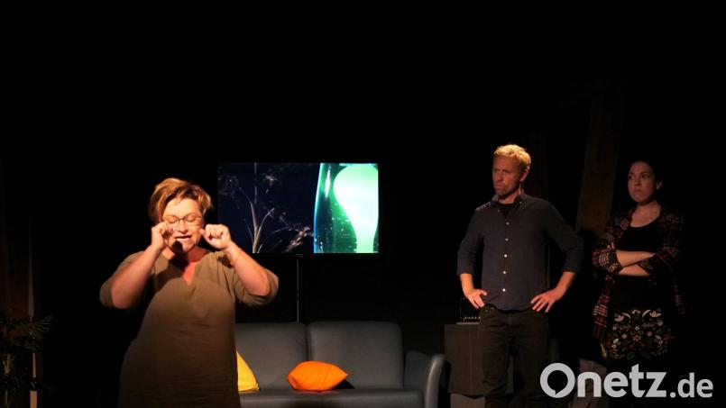&quot;Die Wunderübung&quot; des Ovigo-Theaters wird im Kunsthaus Waldsassen aufgeführt. Die Therapeutin (Kathrin Straubinger, links) kommt bei Joana (Rita Heindl) und Valentin (Stefan Hertwig) nicht weiter. Bild: Maximilian Hegner/exb