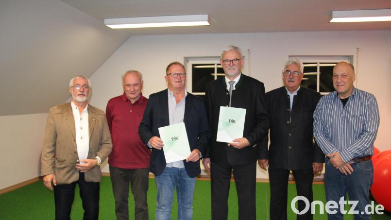 Berndt Fuhrich, Norbert Frisch, Georg Bauer und Max Peter (von links) wurden vom geschäftsführenden Sportreferenten des Diözesanverbandes, Dirk Lill, (rechts) für ihre langjährigen Verdienste mit dem DJK-Ehrenzeichen in Gold ausgezeichnet. Darüber freute sich auch der ausgeschiedene Vorsitzende Rupert Troppmann (Zweiter von rechts). Bild: prh