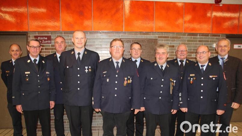 Langjährige Führungsdienstgrade wurden ausgezeichnet. Zweiter von von links Fritz Leicht, der das Feuerwehr-Ehrenkreuz in Silber erhielt. Bild: kro
