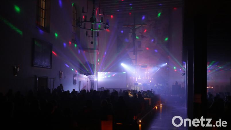 Die ökumenische Jugendgottesdienstreihe Church-Night klang in der Christuskirche in Sulzbach-Rosenberg aus. Bild: Jonas Huber/exb