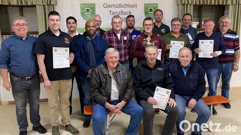Das Siegerteam von der SRK Freihung, das US-amerikanischen Team, die Mannschaftsführer sowie die drei besten Einzelschützen (vorne sitzend) mit den Verantwortlichen vom ausrichtenden Schützenverein „Gemütlichkeit“ Tanzfleck. Bild: nbu