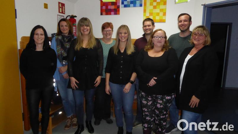 Der Förderverein der Kita St. Nikolaus in Ammerthal hat einen neuen Vorstand (von links): Isabell Langenberg (Schriftführerin), Bettina Raschka (Beisitzerin), Bettina Trettenbach (Beisitzerin), Kerstin Ebi (Erste Vorsitzende), Angela Duran (Zweite Vorsitzende), Florian Baumer (Beisitzer), Christina Bauer (Zweite Schriftführerin), Michael Dorschner (Kassier) und stellvertretende Kindergartenleiterin Tanja Englhard. Bild: mof