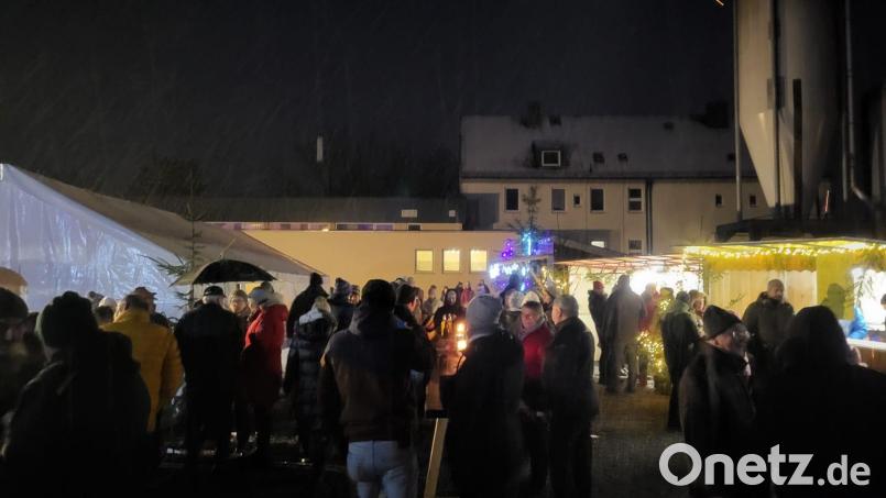 Der Adventsbasar am Pfarrheim in Oberwildenau ist gut besucht. Bild: hme