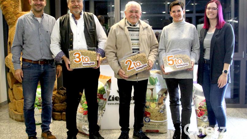 Das Erdenwerk Ziegler verloste insgesamt zehn Tonnen Holzpellets. Geschäftsführer Matthias Ziegler gratuliert den Gewinnern Hanns-Gerhard Peßler, Erich Feneis und Claudia Schömer (von links). Bild: Gregor Ziegler GmbH/exb