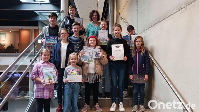 Die Gewinnergruppe des Sommerferienleseprogramms der Stadtbibliothek Amberg mit ihren Preisen. Bild: Maria Wittmann/exb