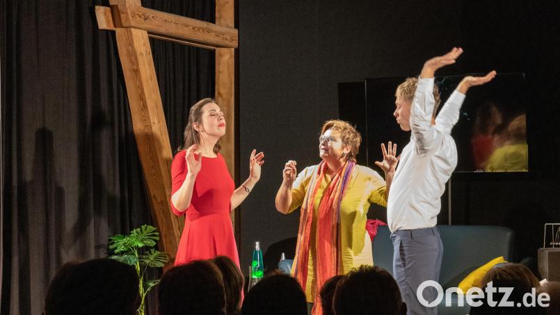 &quot;Die Wunderübung&quot;, eine Komödie von Daniel Glattauer, hat das Ovigo-Theater als Bühnenstück realisiert. Die Premiere fand im Kunsthaus Waldsassen statt. Regie führte die Waldsassenerin Petra Sommer-Stark, es war ihr Debüt. Geschauspielert haben Rita Heindl als Ehefrau Joana Dorek (links), Kathrin Straubinger als Therapeutin Adele Novaco-Saslov (Mitte) und Stefan Hertwig als Ehemann Valentin Dorek. Bild: Susanne Forster