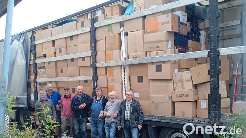 Die 900 prallgefüllten Geschenkkartons und viele Gebrauchsgegenstände finden im Kosovo dankbare Abnehmer. Unser Bild zeigt den Helferkreis beim Verladen der Sachspenden. Bild: do
