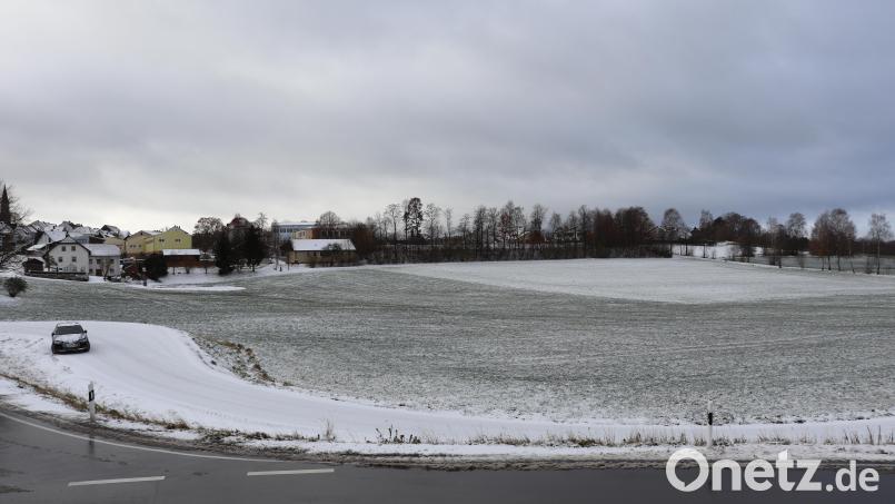 Noch ist der Blick vom Kreisverkehr auf den ehemaligen Bauhof frei. In Zukunft sollen im Vordergrund der Bauhof und das Feuerwehrhaus ihren Platz finden. Bild: flt