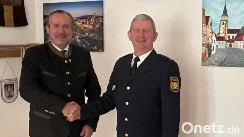 Bürgermeister Frank Zeitler und Polizeirat Jürgen Pfaffenzeller haben sich zum Jahresabschlussgespräch im Rathaus Nabburg getroffen. Bild: Pammer/exb