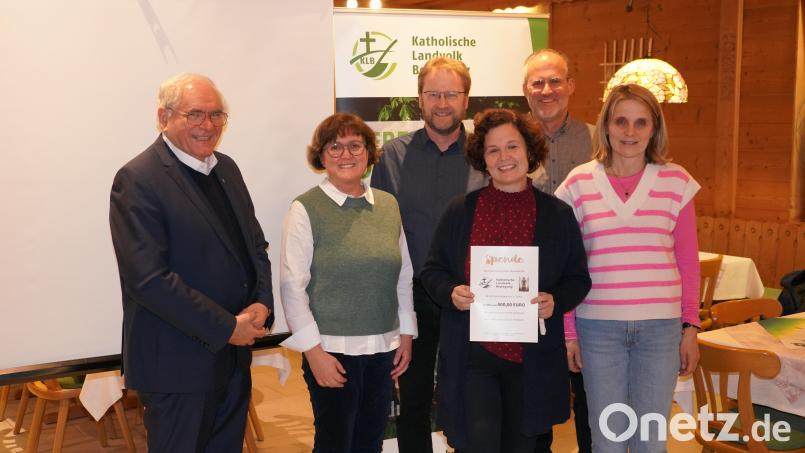 KLB-Kreisseelsorger Gerhard Pausch, die beiden Kreisvorsitzenden Maria Pleyer und Willi Kellner, KLB-Kassenführer Horst Pleyer und Sabine Kuran (von links) übergeben die Spende an Gabi Haug (Mitte). Bild: fvo