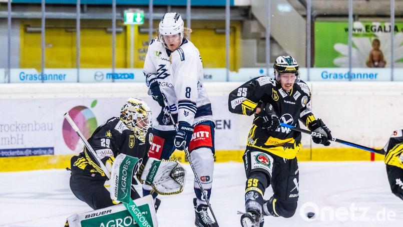 Die Blue Devils treten am Freitag bei den Tölzer Löwen an. Das erste Match in Bad Tölz (Szene mit Devils-Stürmer Neal Samanski, weißes Trikot) gewannen die Weidener mit 4:3. Am Sonntag gastiert der SC Riessersee in Weiden. Archivbild: Tobias Neubert