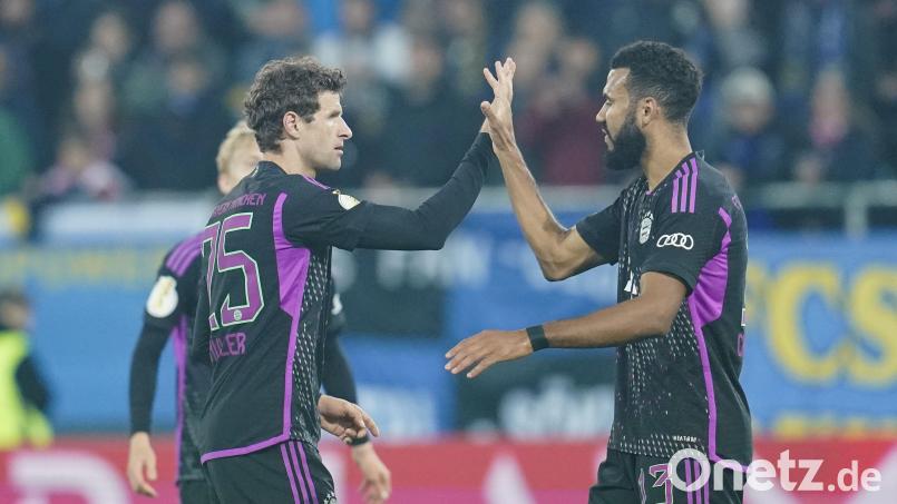 Thomas Müller (links) jubelt mit Münchens Eric Maxim Choupo-Moting . Am Sonntag sind die beiden Bayern-Stars in der Oberpfalz. Bild: Uwe Anspach