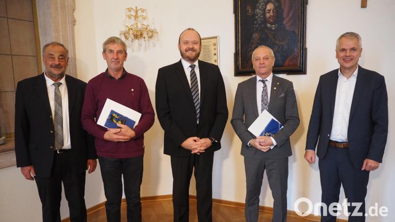 Landrat Andreas Meier (Mitte) konnte an Josef Gollwitzer (Zweiter von links) und Rudi Hauke (Zweiter von rechts) das Ehrenzeichen des Bayerischen Ministerpräsidenten für besondere Verdienste im Ehrenamt überreichen. Mit dabei die Bürgermeister von Waldthurn Josef Beimler (links) und Flossenbürg Thomas Meiler (rechts). Bild: krb