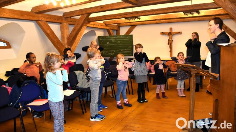 Bevor gesungen wird, bespricht Chorleiter Florian Löw mit den Kindern den Ablauf der Singstunde. Es folgen Aufwärmübungen, die der Stimmbildung dienen und spielerisch ins Singen einführen. Bild: ubb