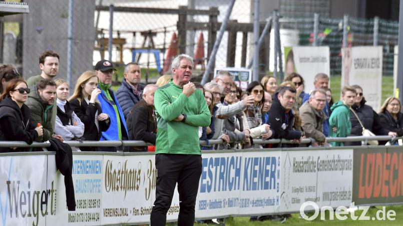 Josef Fleischmann (vorne) bleibt bis zum Saisonende Trainer beim Fußball-Bezirksligisten 1. FC Rieden. Archivbild: Hubert Ziegler