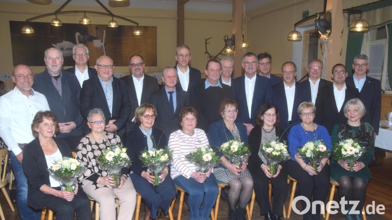 Die Volksbank Raiffeisenbank Oberpfalz Nord würdigte Mitarbeiterinnen und Mitarbeiter für ihre lange Treue zum Unternehmen. Bild: fz