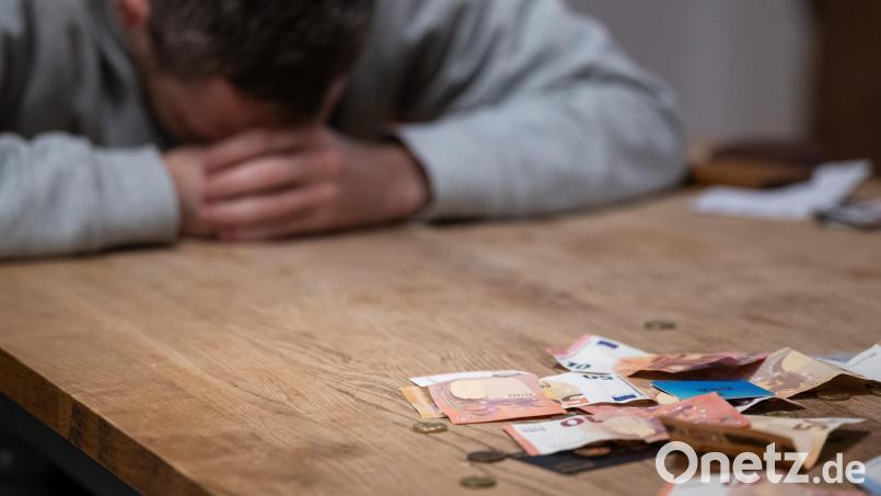 Überschuldung im privaten Bereich geht oft mit Arbeitslosigkeit einher. Zahlen des Unternehmens Creditreform haben das Phänomen bis auf Gemeindeebene untersucht und legen Zahlen für Weiden und den Landkreis Neustadt/WN vor. Symbolbild: Hannes P Albert/dpa