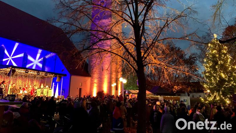 Eines der Highlights des Schwarzenfelder Weihnachtsmarktes ist auch die aufwändige Beleuchtung der Marienkirche und des Umfeldes am Veranstaltungsort Bild: Reitmeier/exb