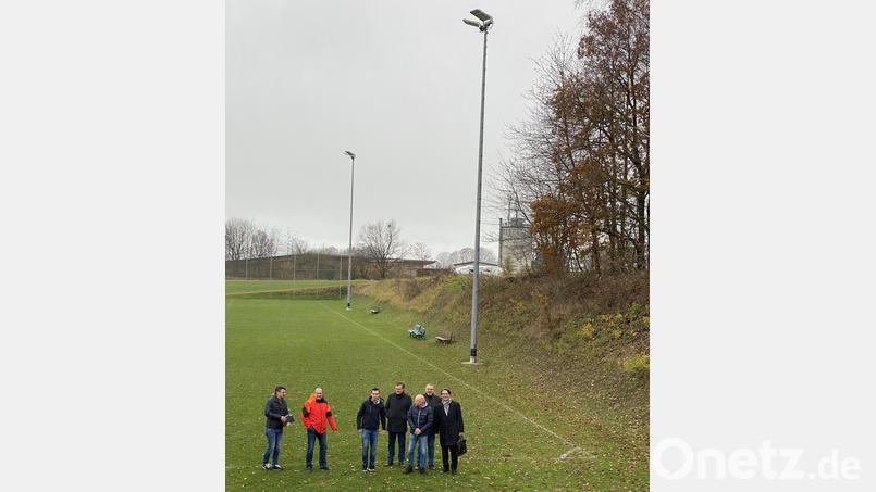 Die auf LED umgerüstete Flutlichtanlage des B-Platzes hat sich gelohnt, finden Fabian Eisenrieth, Bürgermeister Ludwig Gürtler, Stephan Dobmeier, Michael Bartmann (TSV), Gerhard Schmerber, Johann Peter Wiesent und Markus Windisch (von links). Bild: Josef Glas