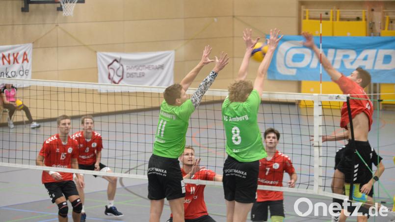 Die Blockarbeit des VC Amberg (grüne Trikots) muss am Samstag beim Gastspiel in Oelsnitz funktionieren. Archivbild: Andreas Brückmann