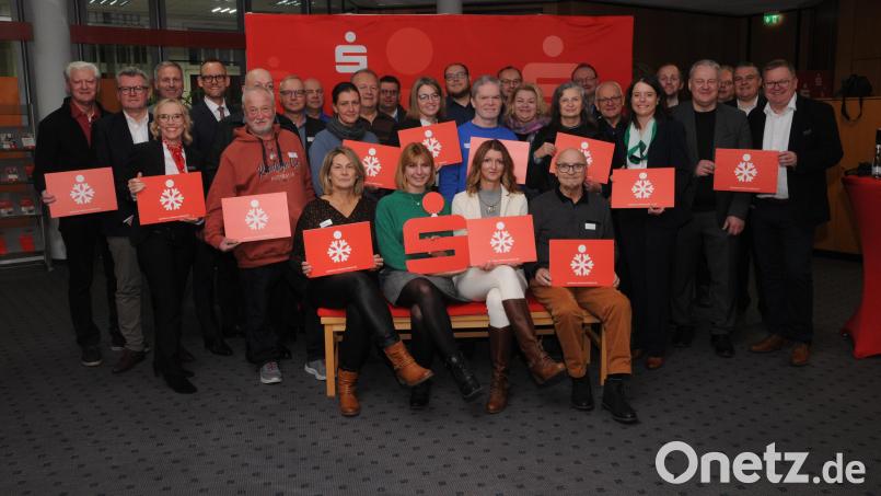 Die Spendenempfänger stellten sich mit den Gastgebern zum Gruppenbild: Über 18 000 Euro gab es in der Advents-Aktion. Bild: ge