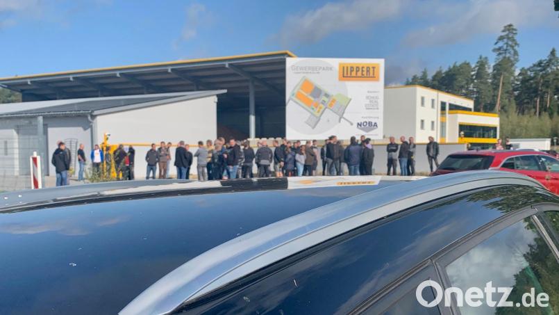 Ein Bild von der Lippert-Betriebsversammlung Anfang Oktober. Heute darf die Belegschaft positiver in die Zukunft schauen, als damals kurz nach der Hiobsbotschaft. Bild: Gabi Schönberger