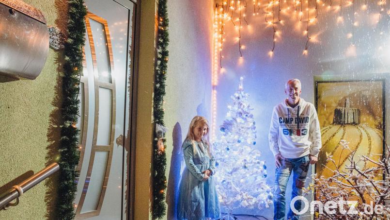 Thomas Ritter und seine Tochter Amelie vor ihrem Haus in Ernestgrün bei Bad Neualbenreuth. Das Anwesen wird ab Samstag, 2. Dezember, wieder zum "Ernestgrüner Weihnachtshaus". Tausende Lichter werden an Hausfassade und im Garten leuchten. Es gibt einen Eröffnungsabend und eine Spendenaktion. Bild: sfo